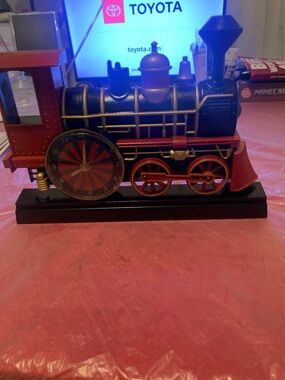 Vintage-Style Decorative Train Clock in Red and Blackq nm